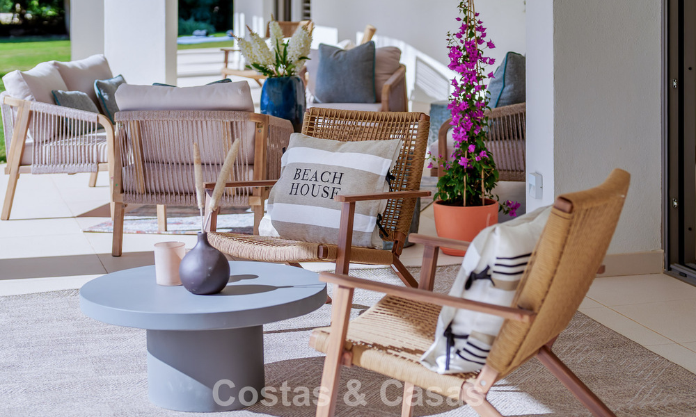 Tradicional villa de lujo en venta, en segunda línea de golf en una prestigiosa zona residencial en Nueva Andalucía, Marbella 775939