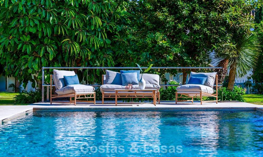 Tradicional villa de lujo en venta, en segunda línea de golf en una prestigiosa zona residencial en Nueva Andalucía, Marbella 775940