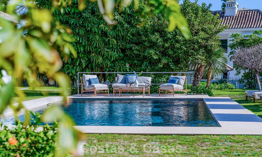 Tradicional villa de lujo en venta, en segunda línea de golf en una prestigiosa zona residencial en Nueva Andalucía, Marbella 775941