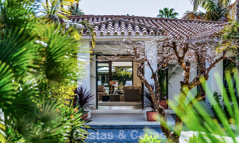 Tradicional villa de lujo en venta, en segunda línea de golf en una prestigiosa zona residencial en Nueva Andalucía, Marbella 775942