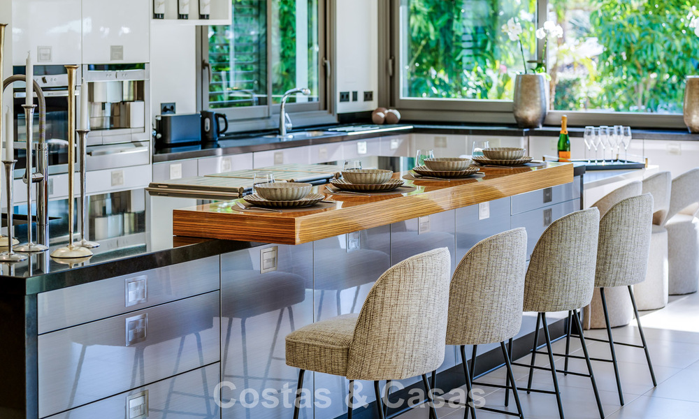 Tradicional villa de lujo en venta, en segunda línea de golf en una prestigiosa zona residencial en Nueva Andalucía, Marbella 775943