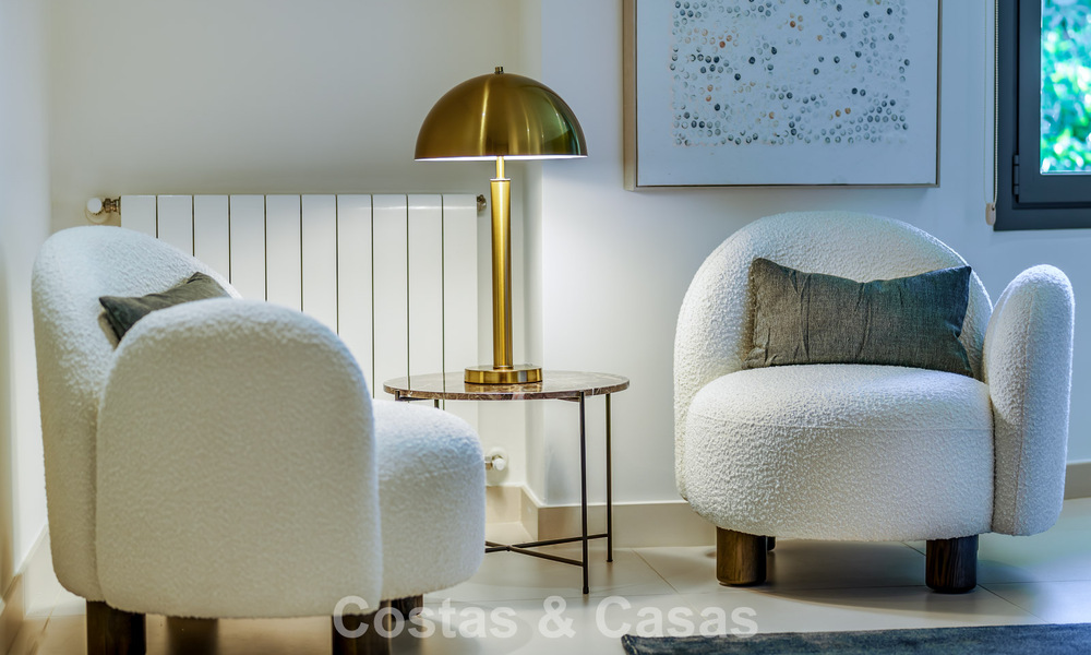 Tradicional villa de lujo en venta, en segunda línea de golf en una prestigiosa zona residencial en Nueva Andalucía, Marbella 775944