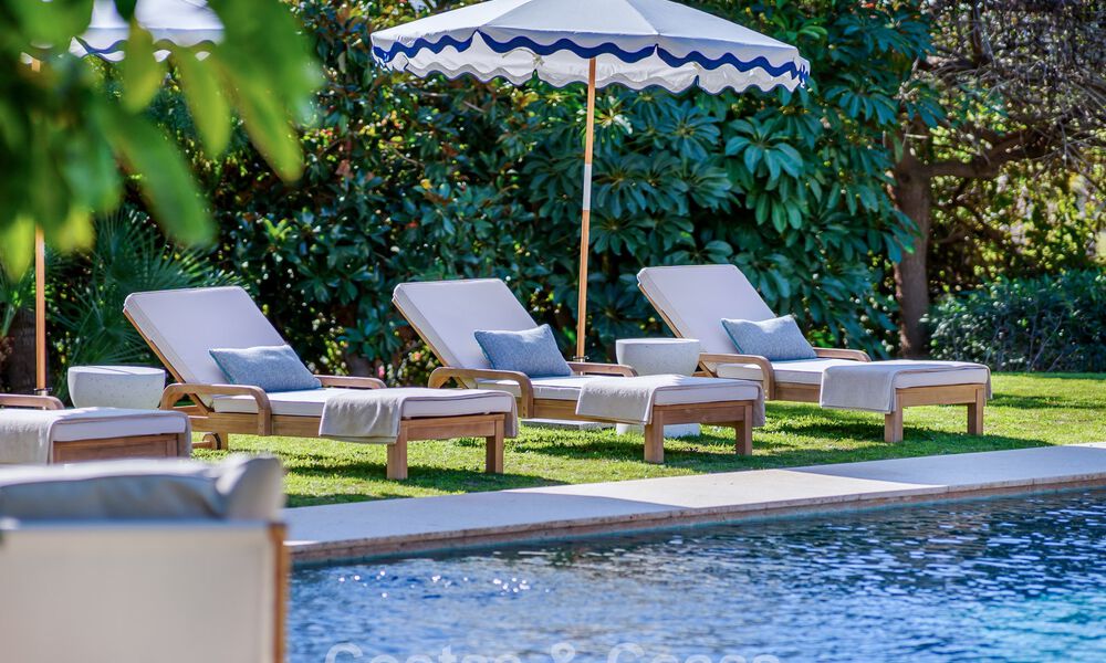 Tradicional villa de lujo en venta, en segunda línea de golf en una prestigiosa zona residencial en Nueva Andalucía, Marbella 775949