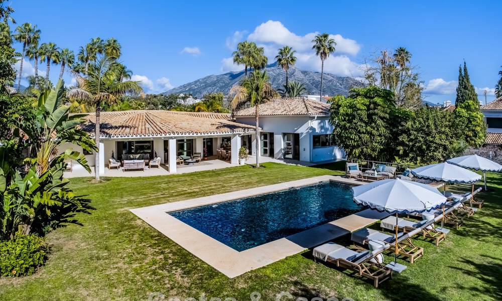 Tradicional villa de lujo en venta, en segunda línea de golf en una prestigiosa zona residencial en Nueva Andalucía, Marbella 775953