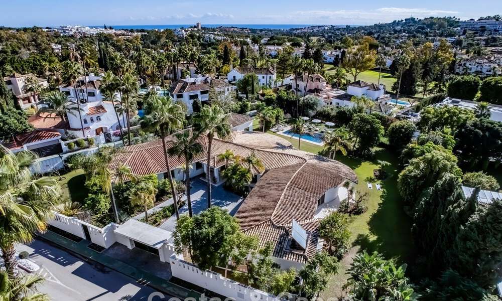 Tradicional villa de lujo en venta, en segunda línea de golf en una prestigiosa zona residencial en Nueva Andalucía, Marbella 775954