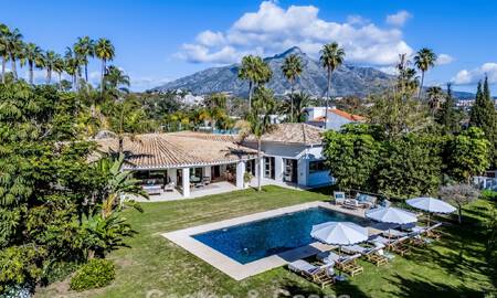 Tradicional villa de lujo en venta, en segunda línea de golf en una prestigiosa zona residencial en Nueva Andalucía, Marbella 775955