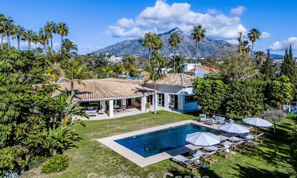 Tradicional villa de lujo en venta, en segunda línea de golf en una prestigiosa zona residencial en Nueva Andalucía, Marbella 775955