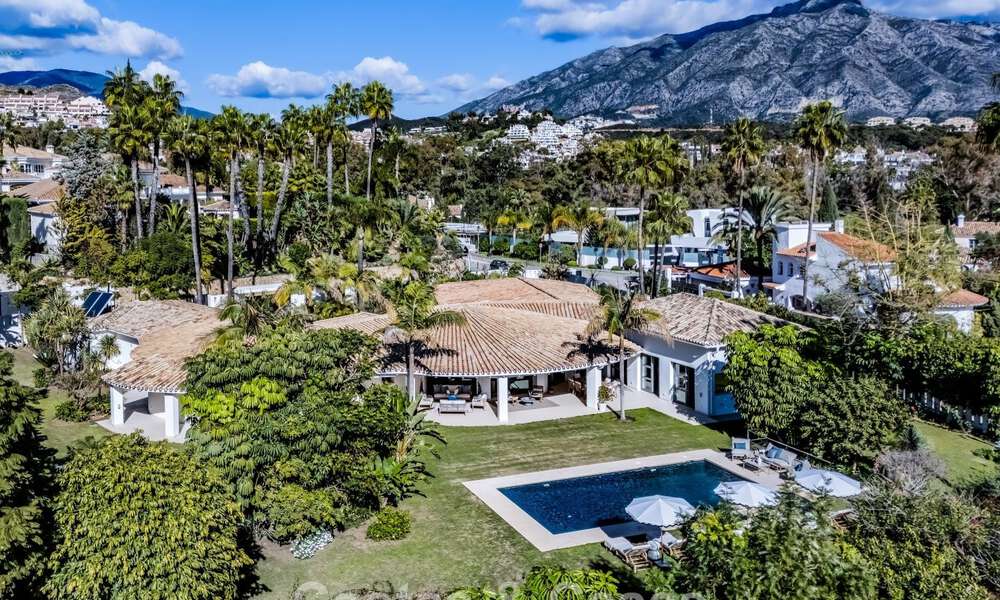 Tradicional villa de lujo en venta, en segunda línea de golf en una prestigiosa zona residencial en Nueva Andalucía, Marbella 775956