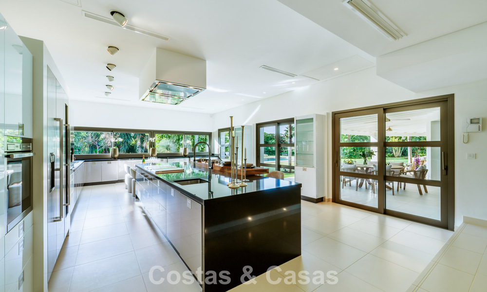 Tradicional villa de lujo en venta, en segunda línea de golf en una prestigiosa zona residencial en Nueva Andalucía, Marbella 775957