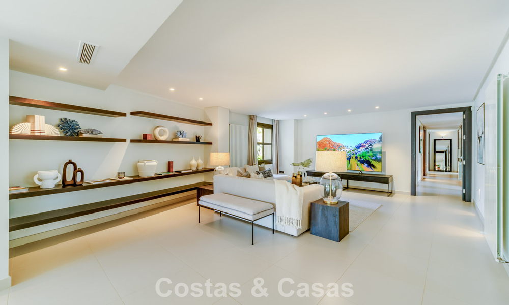 Tradicional villa de lujo en venta, en segunda línea de golf en una prestigiosa zona residencial en Nueva Andalucía, Marbella 775958