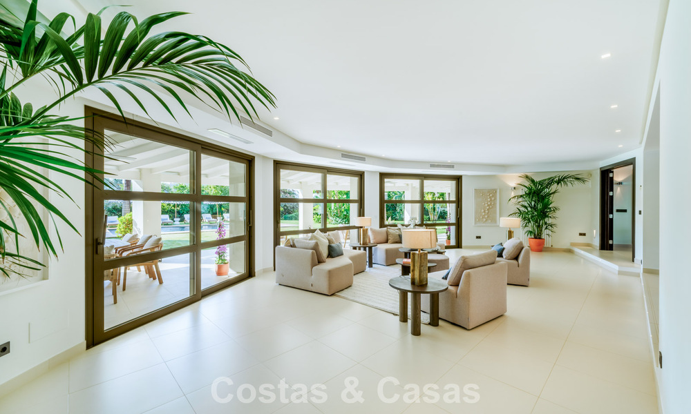 Tradicional villa de lujo en venta, en segunda línea de golf en una prestigiosa zona residencial en Nueva Andalucía, Marbella 775960