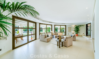 Tradicional villa de lujo en venta, en segunda línea de golf en una prestigiosa zona residencial en Nueva Andalucía, Marbella 775960 