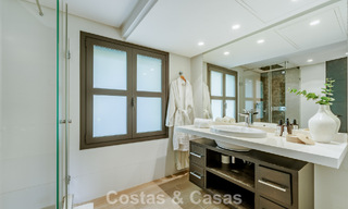 Tradicional villa de lujo en venta, en segunda línea de golf en una prestigiosa zona residencial en Nueva Andalucía, Marbella 775963 