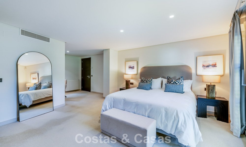 Tradicional villa de lujo en venta, en segunda línea de golf en una prestigiosa zona residencial en Nueva Andalucía, Marbella 775964