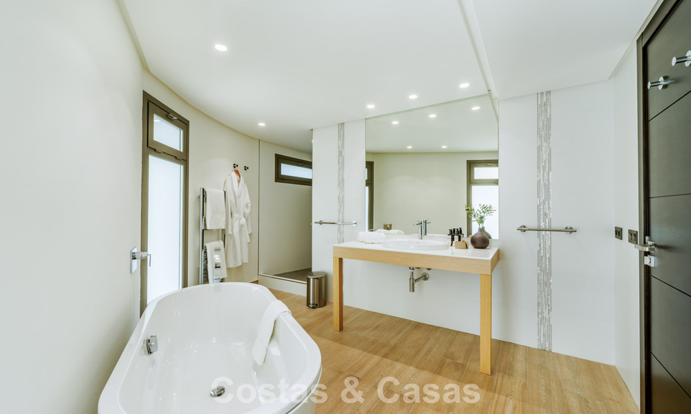 Tradicional villa de lujo en venta, en segunda línea de golf en una prestigiosa zona residencial en Nueva Andalucía, Marbella 775965