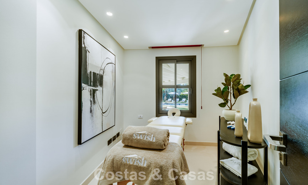 Tradicional villa de lujo en venta, en segunda línea de golf en una prestigiosa zona residencial en Nueva Andalucía, Marbella 775967