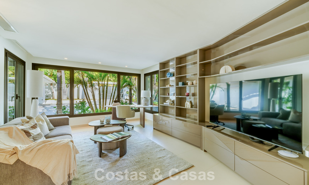 Tradicional villa de lujo en venta, en segunda línea de golf en una prestigiosa zona residencial en Nueva Andalucía, Marbella 775968