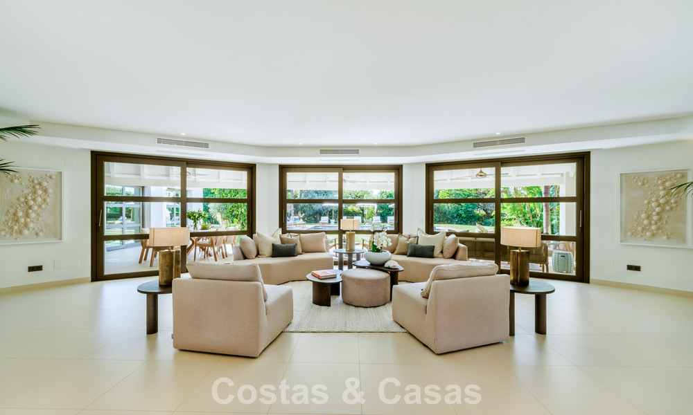 Tradicional villa de lujo en venta, en segunda línea de golf en una prestigiosa zona residencial en Nueva Andalucía, Marbella 775969
