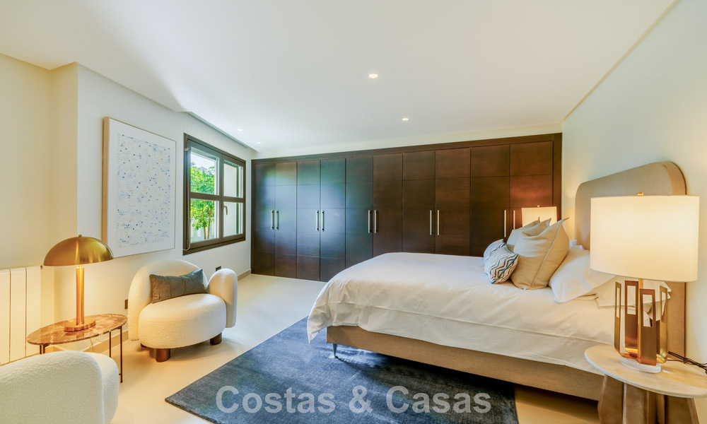 Tradicional villa de lujo en venta, en segunda línea de golf en una prestigiosa zona residencial en Nueva Andalucía, Marbella 775971