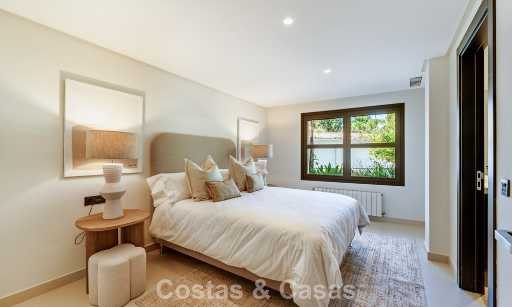 Tradicional villa de lujo en venta, en segunda línea de golf en una prestigiosa zona residencial en Nueva Andalucía, Marbella 775973