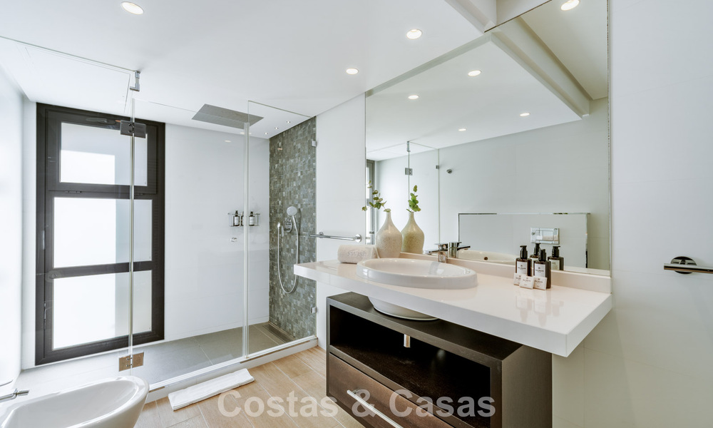 Tradicional villa de lujo en venta, en segunda línea de golf en una prestigiosa zona residencial en Nueva Andalucía, Marbella 775976