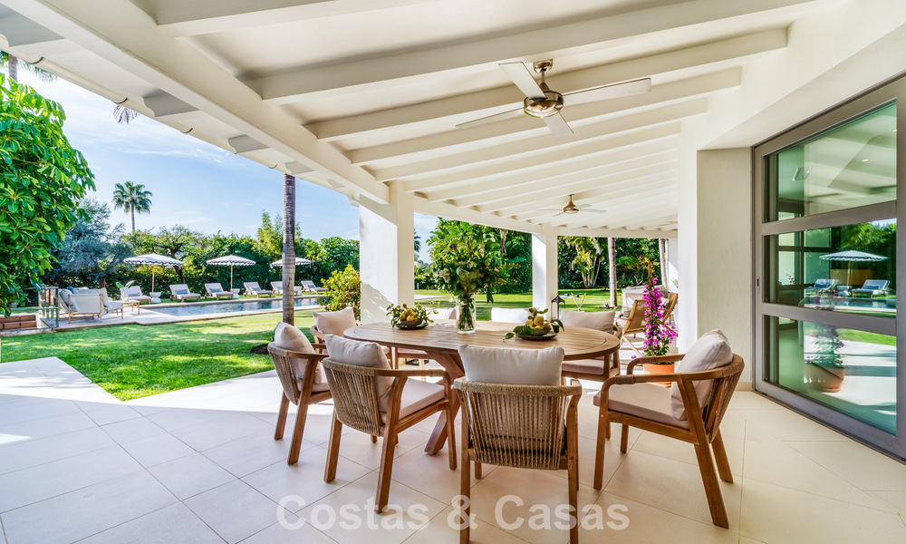 Tradicional villa de lujo en venta, en segunda línea de golf en una prestigiosa zona residencial en Nueva Andalucía, Marbella 775977