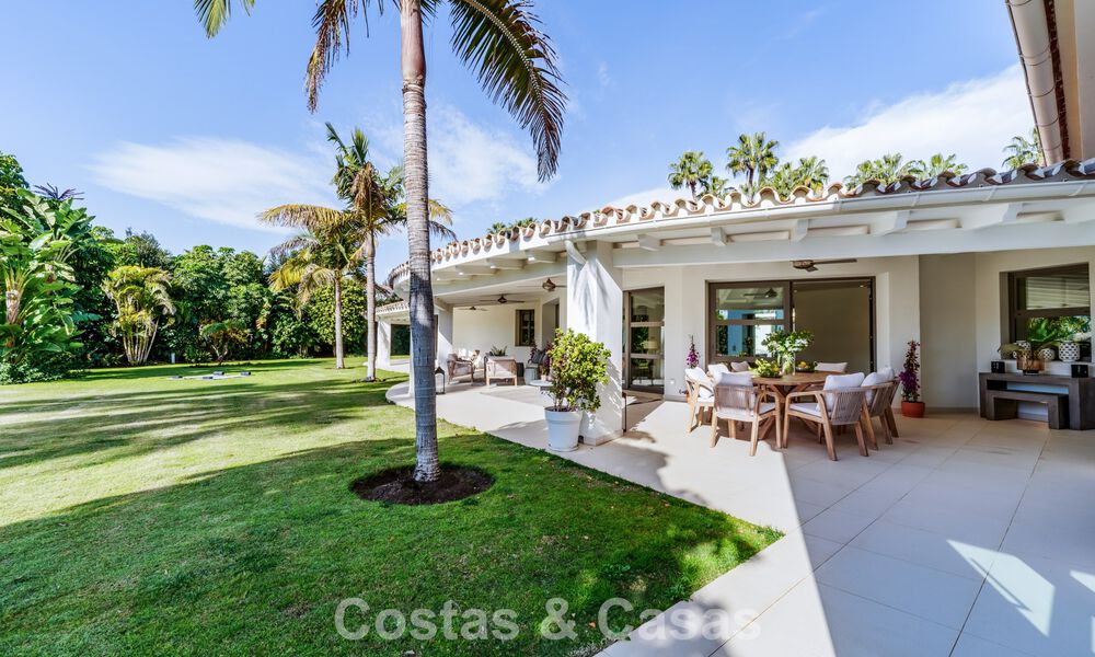 Tradicional villa de lujo en venta, en segunda línea de golf en una prestigiosa zona residencial en Nueva Andalucía, Marbella 775978