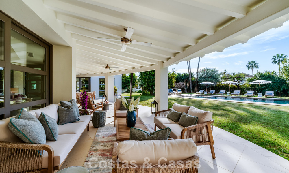 Tradicional villa de lujo en venta, en segunda línea de golf en una prestigiosa zona residencial en Nueva Andalucía, Marbella 775980
