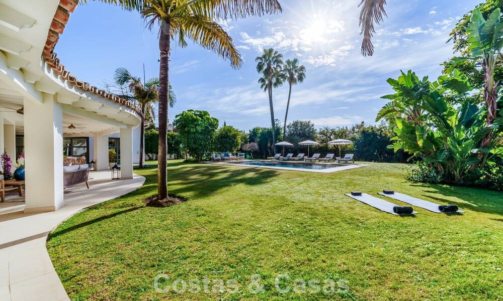 Tradicional villa de lujo en venta, en segunda línea de golf en una prestigiosa zona residencial en Nueva Andalucía, Marbella 775981