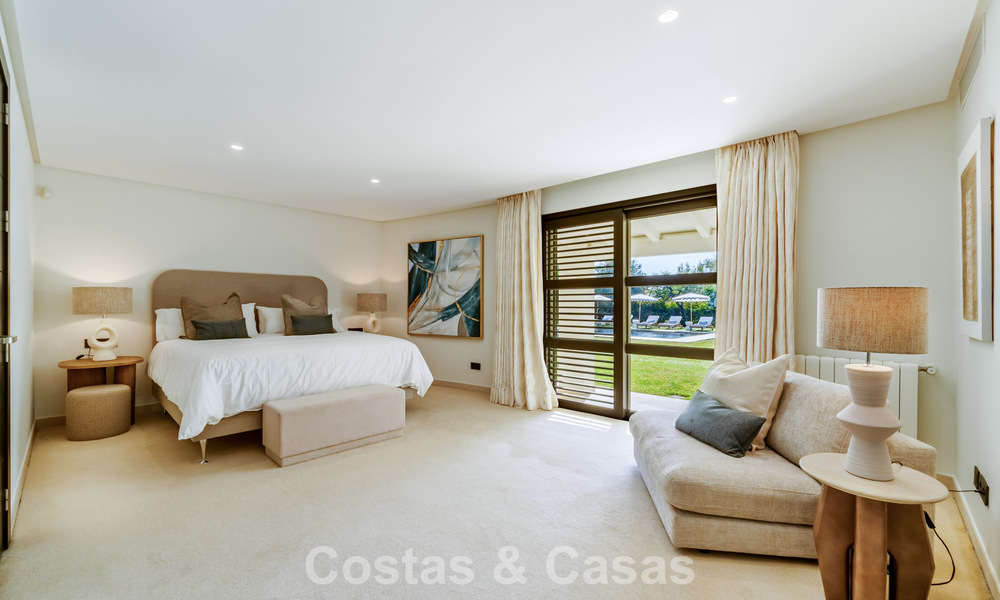 Tradicional villa de lujo en venta, en segunda línea de golf en una prestigiosa zona residencial en Nueva Andalucía, Marbella 775984