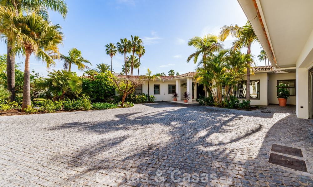 Tradicional villa de lujo en venta, en segunda línea de golf en una prestigiosa zona residencial en Nueva Andalucía, Marbella 775985