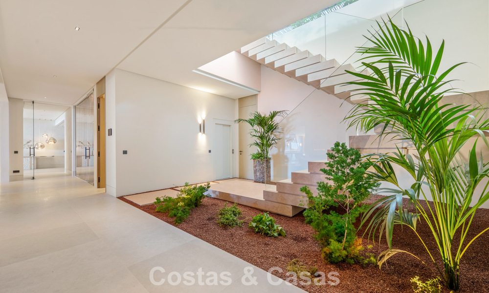 Majestuosa y contemporánea villa de nueva construcción en venta con sublimes vistas al mar en las colinas de La Quinta en Benahavis - Marbella 786671