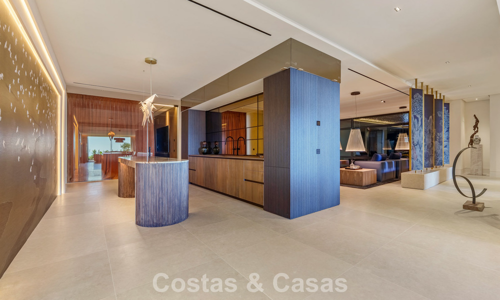 Majestuosa y contemporánea villa de nueva construcción en venta con sublimes vistas al mar en las colinas de La Quinta en Benahavis - Marbella 786672