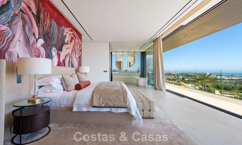 Majestuosa y contemporánea villa de nueva construcción en venta con sublimes vistas al mar en las colinas de La Quinta en Benahavis - Marbella 786690