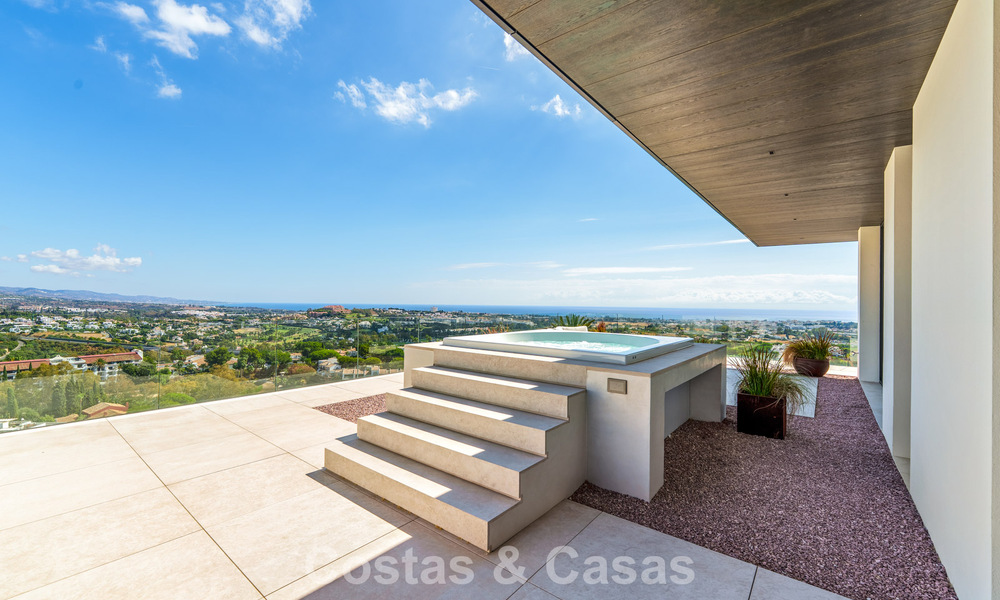 Majestuosa y contemporánea villa de nueva construcción en venta con sublimes vistas al mar en las colinas de La Quinta en Benahavis - Marbella 786693