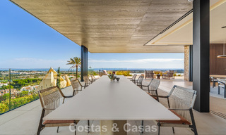 Majestuosa y contemporánea villa de nueva construcción en venta con sublimes vistas al mar en las colinas de La Quinta en Benahavis - Marbella 786700 