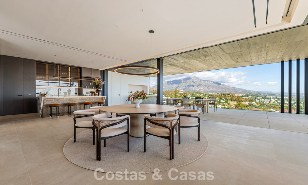 Majestuosa y contemporánea villa de nueva construcción en venta con sublimes vistas al mar en las colinas de La Quinta en Benahavis - Marbella 786701