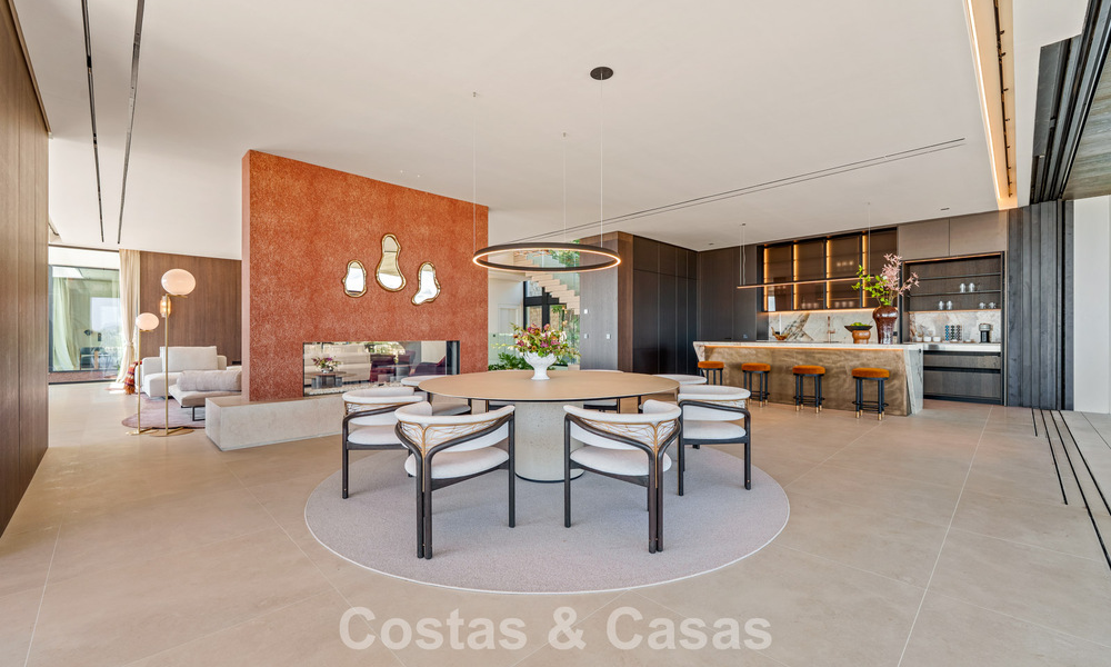 Majestuosa y contemporánea villa de nueva construcción en venta con sublimes vistas al mar en las colinas de La Quinta en Benahavis - Marbella 786702
