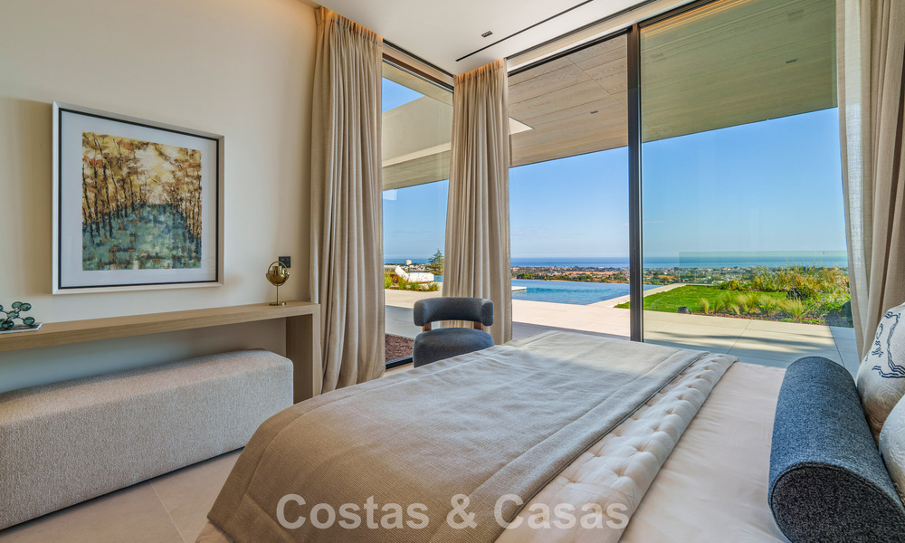 Majestuosa y contemporánea villa de nueva construcción en venta con sublimes vistas al mar en las colinas de La Quinta en Benahavis - Marbella 786709