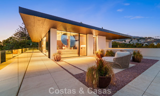 Majestuosa y contemporánea villa de nueva construcción en venta con sublimes vistas al mar en las colinas de La Quinta en Benahavis - Marbella 786715 