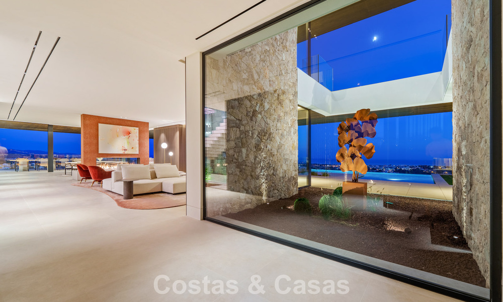 Majestuosa y contemporánea villa de nueva construcción en venta con sublimes vistas al mar en las colinas de La Quinta en Benahavis - Marbella 786716