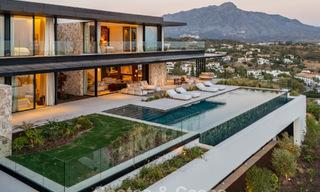 Majestuosa y contemporánea villa de nueva construcción en venta con sublimes vistas al mar en las colinas de La Quinta en Benahavis - Marbella 786723 