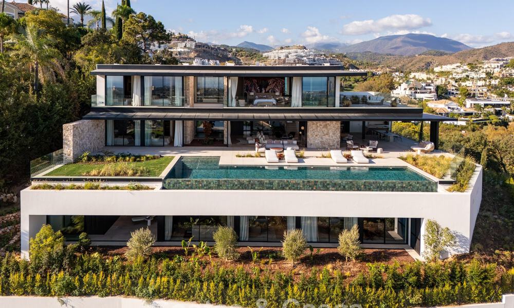 Majestuosa y contemporánea villa de nueva construcción en venta con sublimes vistas al mar en las colinas de La Quinta en Benahavis - Marbella 786724
