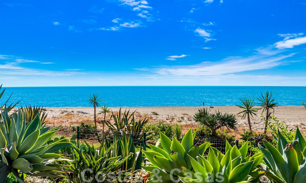 Amplio apartamento reformado en venta en un complejo de playa con vistas panorámicas al mar, en la Nueva Milla de Oro entre Marbella y Estepona 46532