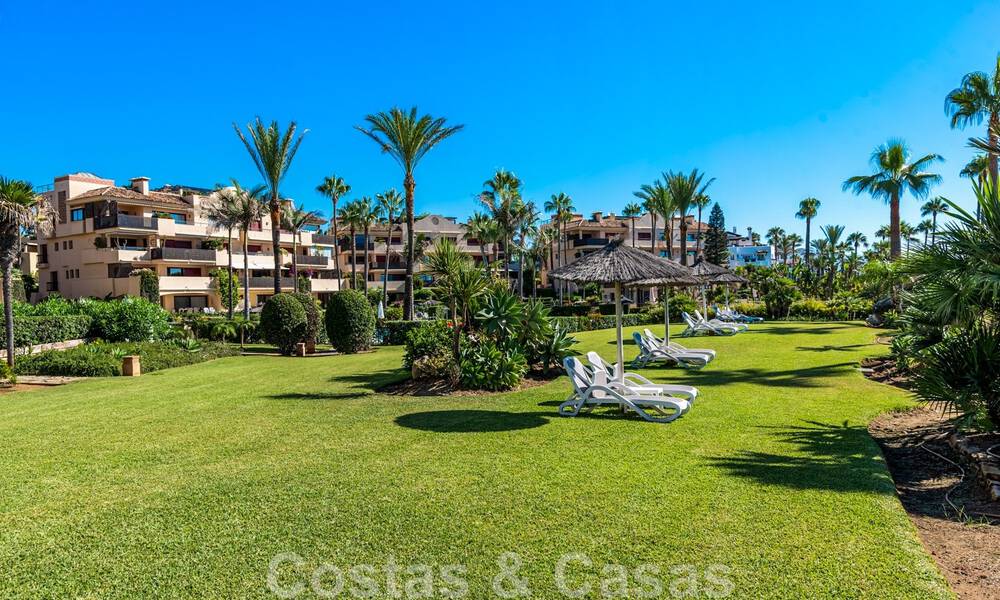 Amplio apartamento reformado en venta en un complejo de playa con vistas panorámicas al mar, en la Nueva Milla de Oro entre Marbella y Estepona 46533