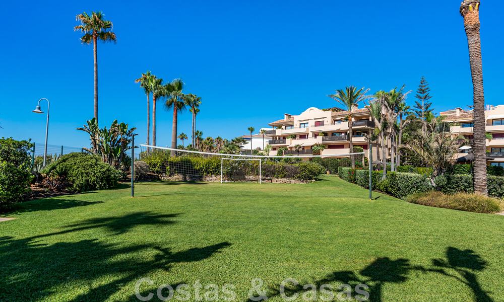 Amplio apartamento reformado en venta en un complejo de playa con vistas panorámicas al mar, en la Nueva Milla de Oro entre Marbella y Estepona 46536