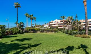 Amplio apartamento reformado en venta en un complejo de playa con vistas panorámicas al mar, en la Nueva Milla de Oro entre Marbella y Estepona 46536 