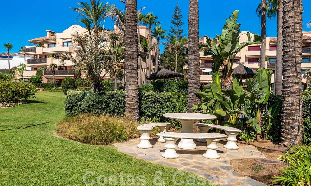 Amplio apartamento reformado en venta en un complejo de playa con vistas panorámicas al mar, en la Nueva Milla de Oro entre Marbella y Estepona 46538