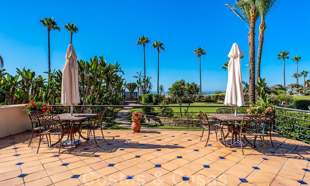 Amplio apartamento reformado en venta en un complejo de playa con vistas panorámicas al mar, en la Nueva Milla de Oro entre Marbella y Estepona 46539