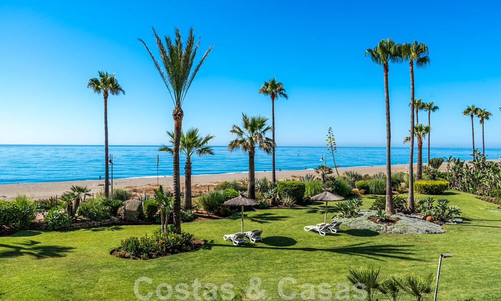 Amplio apartamento reformado en venta en un complejo de playa con vistas panorámicas al mar, en la Nueva Milla de Oro entre Marbella y Estepona 46543